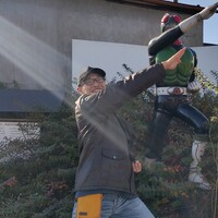 よー
