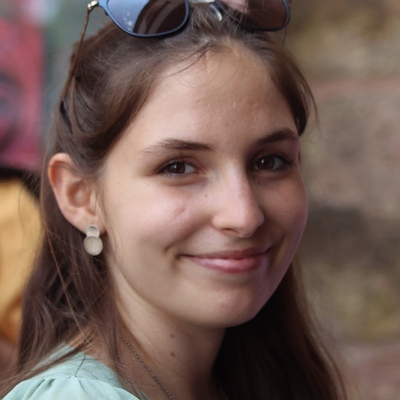 Noomi Broska, Studentin 